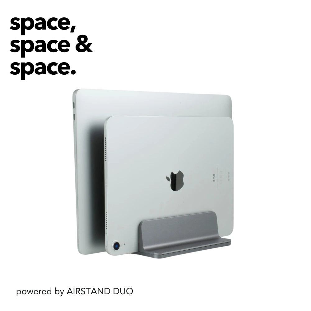 AIRSTAND DUO Tablet- und Laptop-Ständer, der zwei Apple-Geräte vertikal hält und eine effiziente Raumnutzung mit minimalistischem Design zeigt. Text: „space, space & space“, was die platzsparende Funktion des Ständers betont.