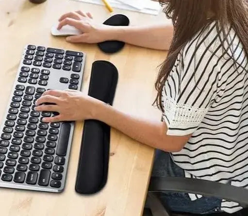 HANDSAL ergonomische Handauflage im Einsatz von Frau am Schreibtisch mit Tastatur Maus Handballen ablegen